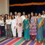 El equipo de docentes que impartirá clases de idiomas y habilidades comunicativas durante los próximos 9 meses de curso junto a representantes de la FVF y la Universidad Sri Krishnadevaraya. © Yanina Foti / FVF